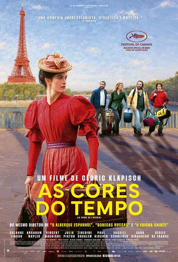 Um homem e uma mulher caminham por uma rua estreita.