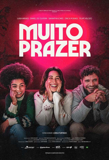 Um homem e uma mulher caminham por uma rua estreita.