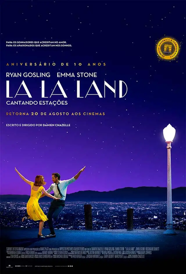 Um homem e uma mulher caminham por uma rua estreita.