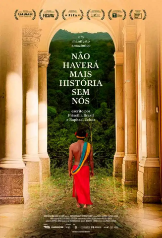 Um homem e uma mulher caminham por uma rua estreita.