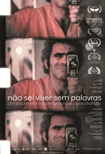 Um homem e uma mulher caminham por uma rua estreita.