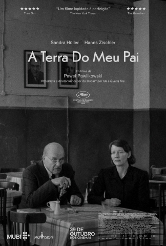 Um homem e uma mulher caminham por uma rua estreita.