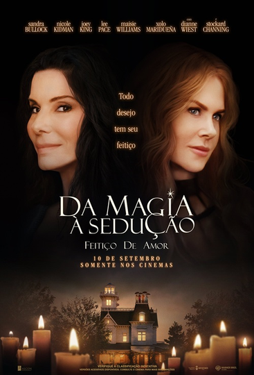Um homem e uma mulher caminham por uma rua estreita.