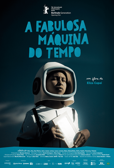 Um homem e uma mulher caminham por uma rua estreita.
