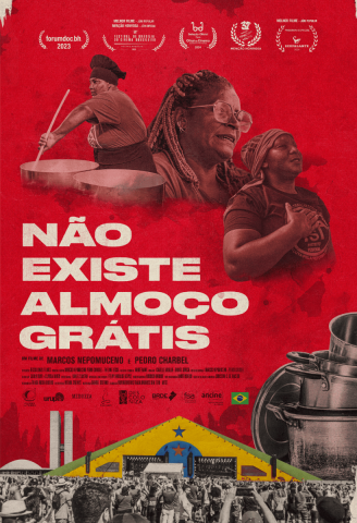 Um homem e uma mulher caminham por uma rua estreita.