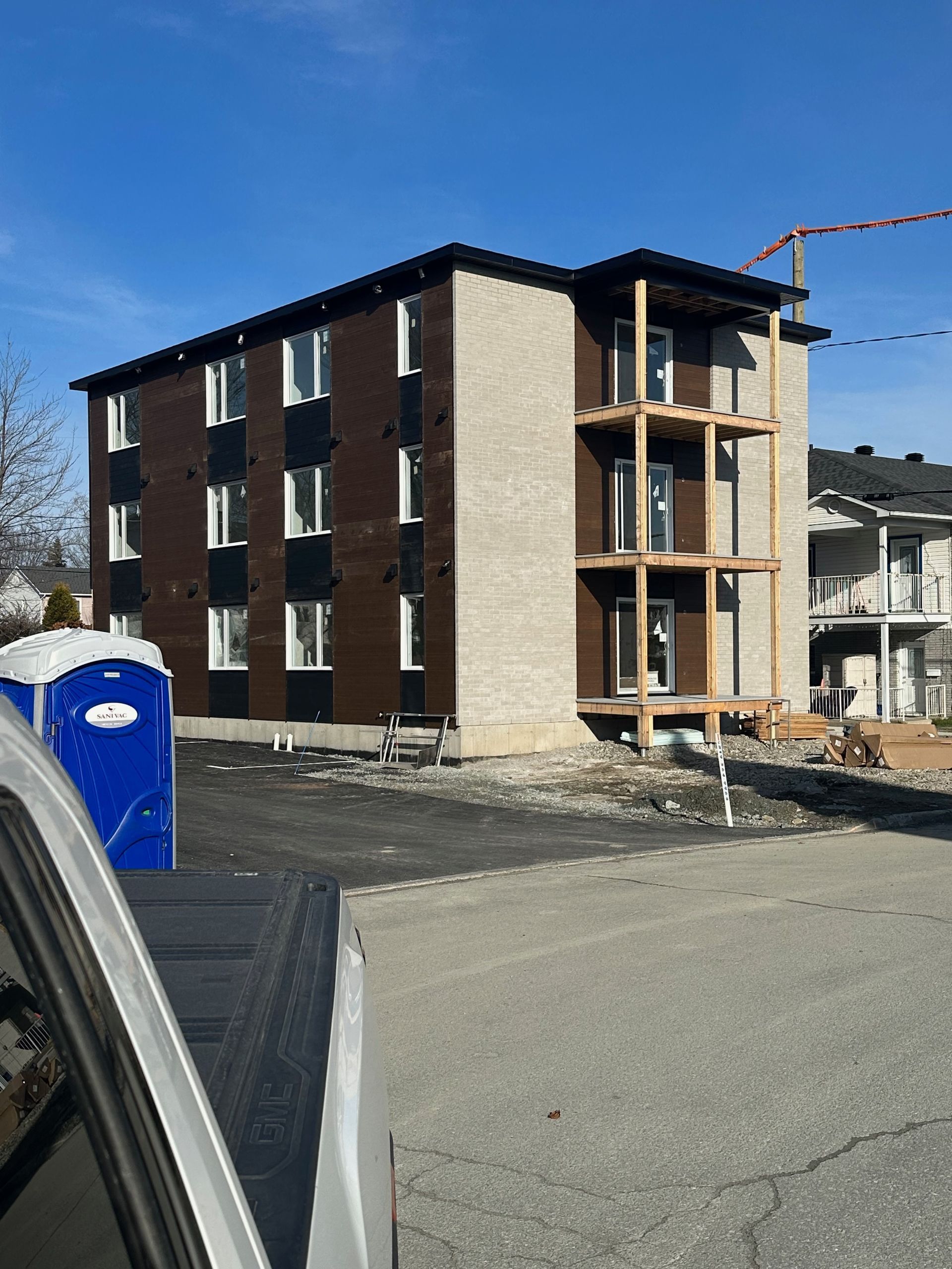 Un camion est garé devant un bâtiment en construction.