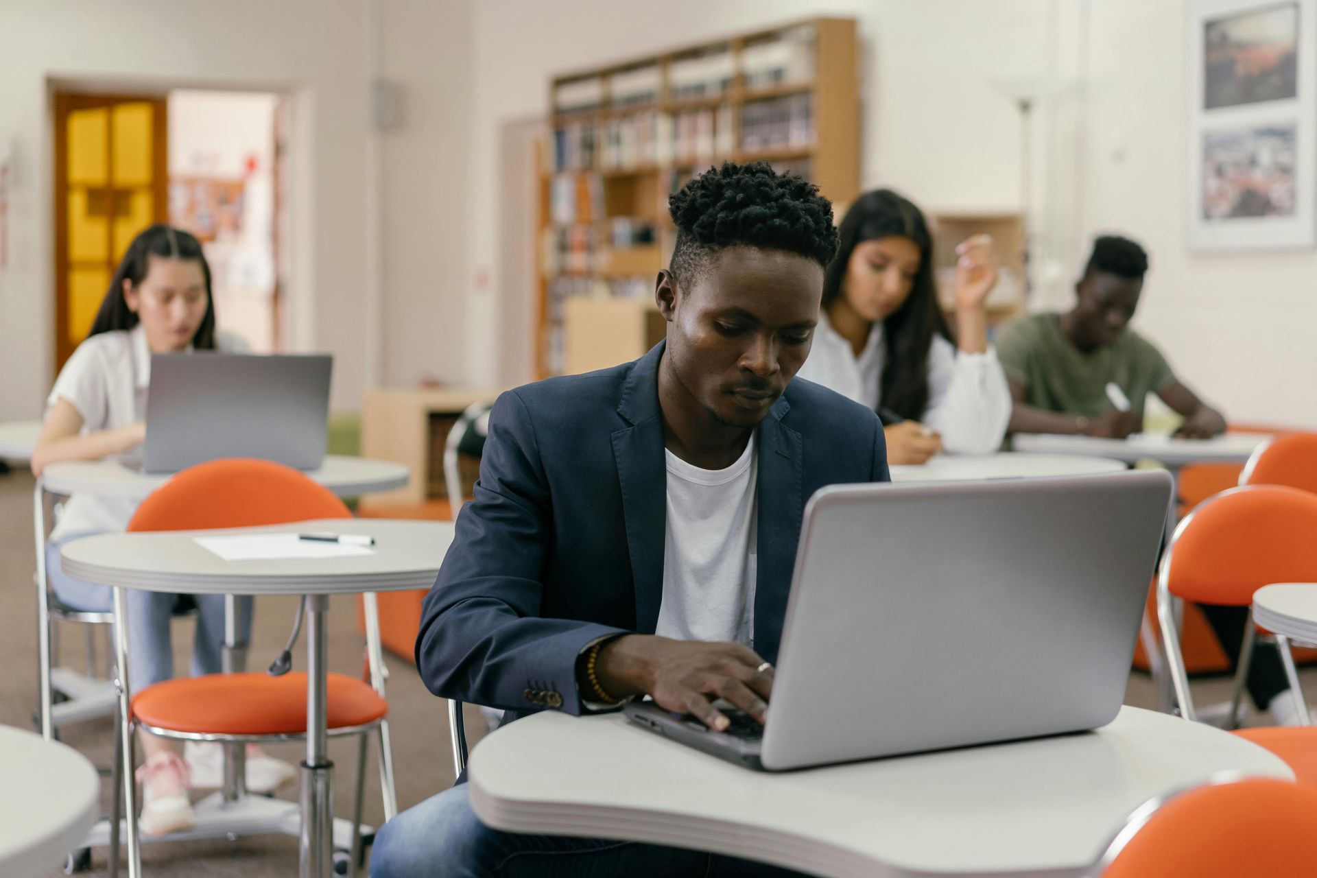 Alunos focados em seus computadores