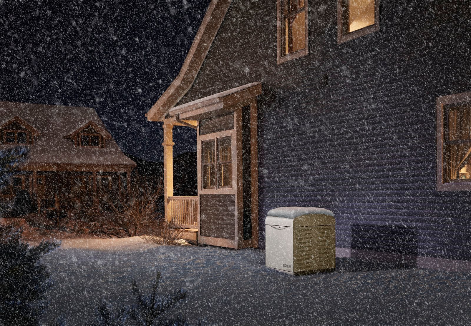 Un générateur de secours est posé au sol devant une maison, la nuit, pendant une tempête de neige hivernale.