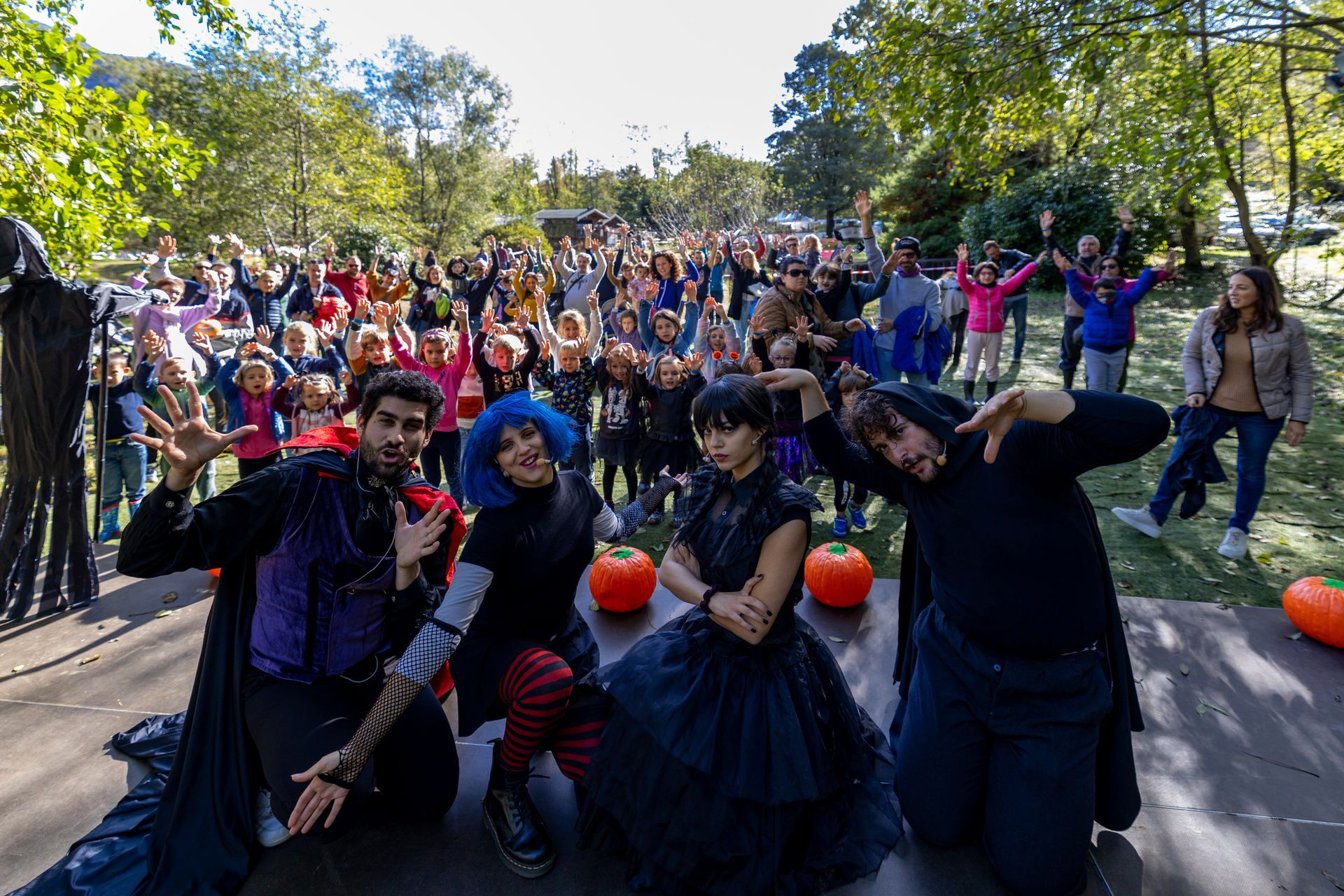 Un gruppo di persone in costume posano per una foto.