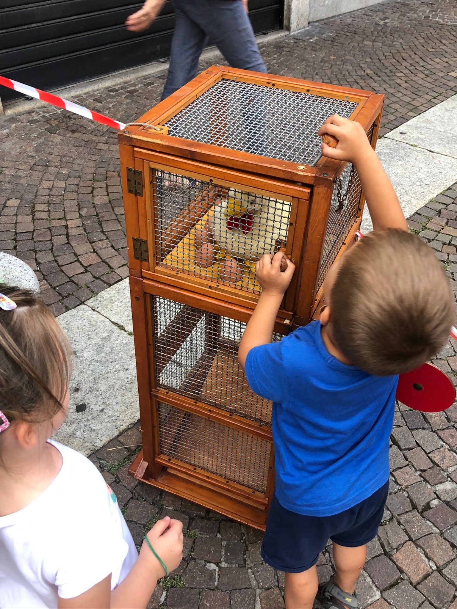 Bambini che giocano con giochi in legno di una volta.
