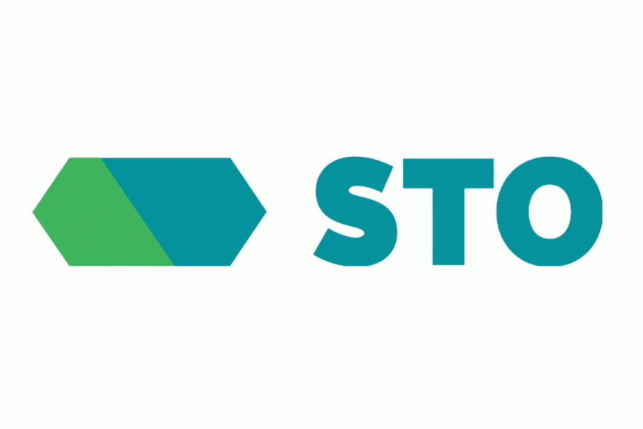 Logo : Texte STO stylisé vert et turquoise avec une forme en chevron verte et turquoise.