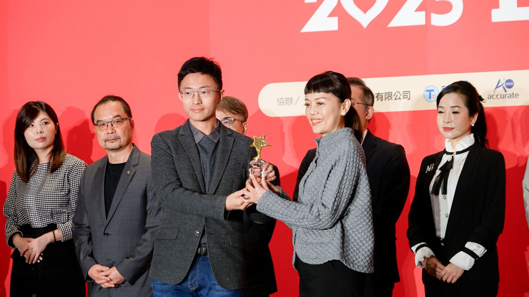鄭玉立經理代表康成志業領取《幸福企業》金獎，此為業界競逐幸福企業的最高指標。