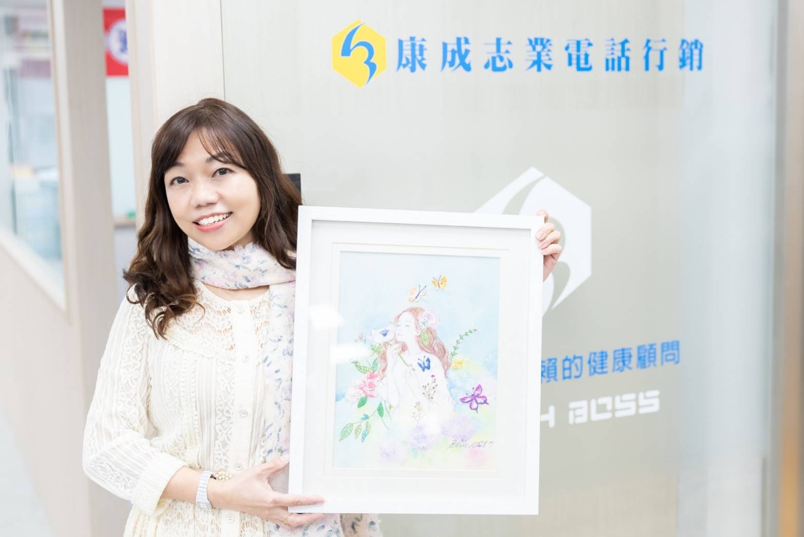 康成志業完善的培訓規劃,讓所有電銷同仁達成準時下班、不加班。讓呂美華下班後可以發揮一技之長,完成一幅幅美麗的畫作。