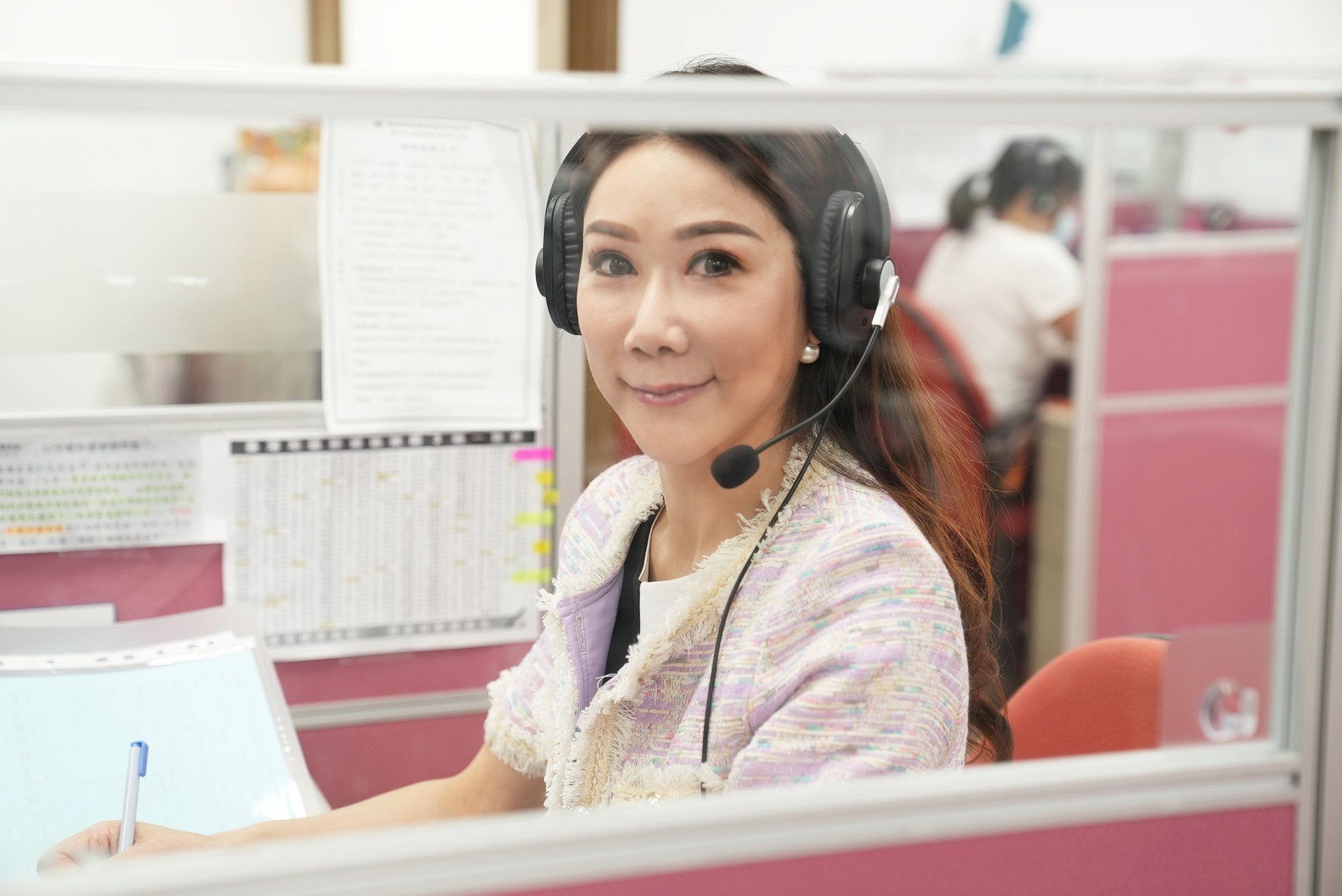 在保健電銷上還算是新人的吳佩寰，依照員工教育訓練的「非意 識腦推力式行銷」，卻能創造亮眼的業績。