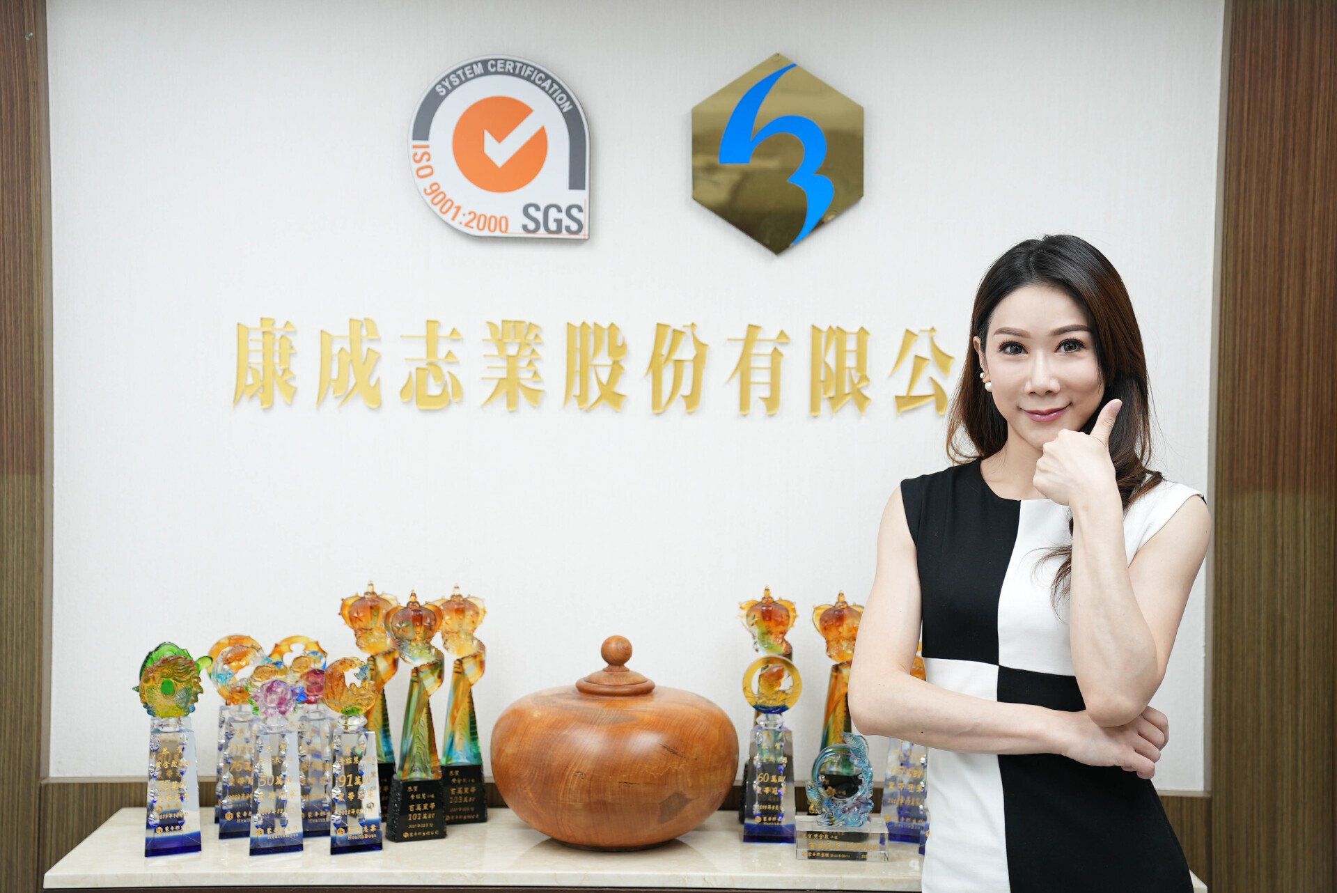 康成志業的「非意識腦推力式行銷」，傳達的是善意、親 切與熱忱，讓你輕鬆地去跟客戶對談、分享，開拓業績不再是難事。
