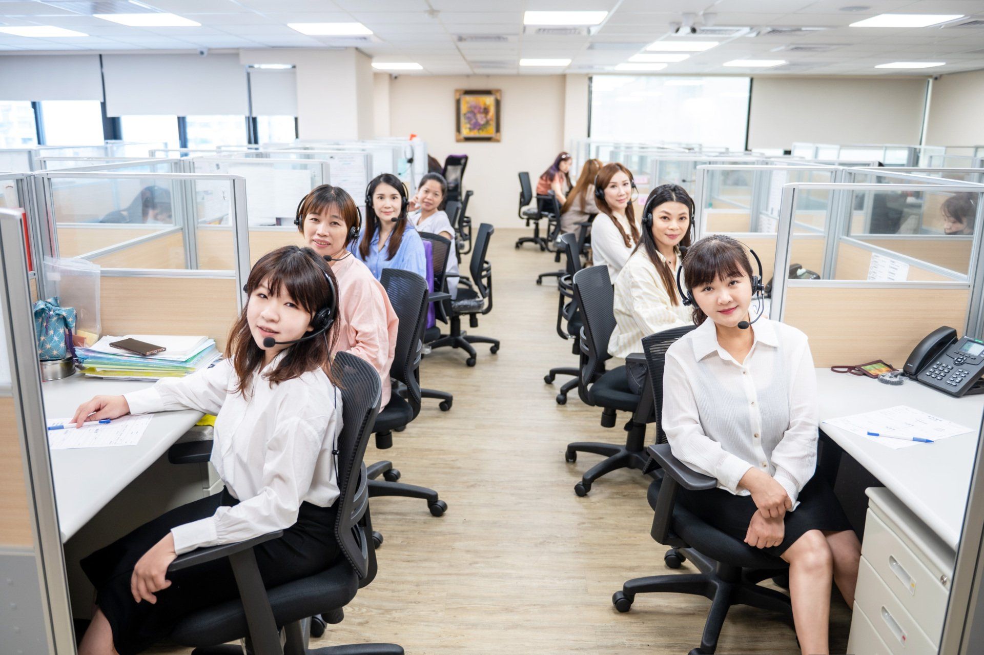 康成志業保健電銷在後疫情時代，創下業界準時5:30下班，保證不加班，最能兼顧家庭與事業的上下班時段，還能讓員工收入破百萬。