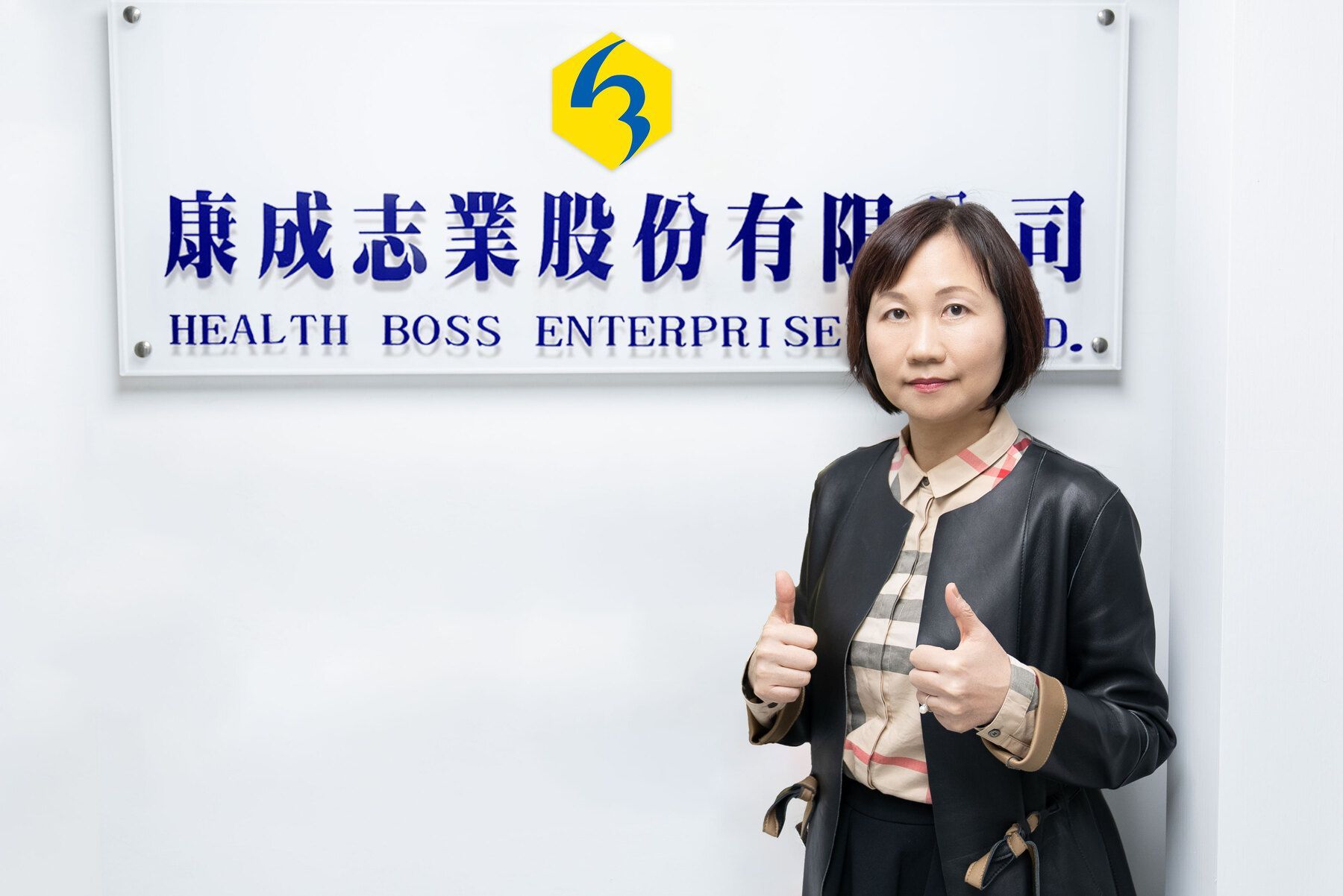 康成志業高雄處電銷經理江美月表示：「電話行銷的本質，不是話術多厲害，而是語氣裡有沒有信任感。」