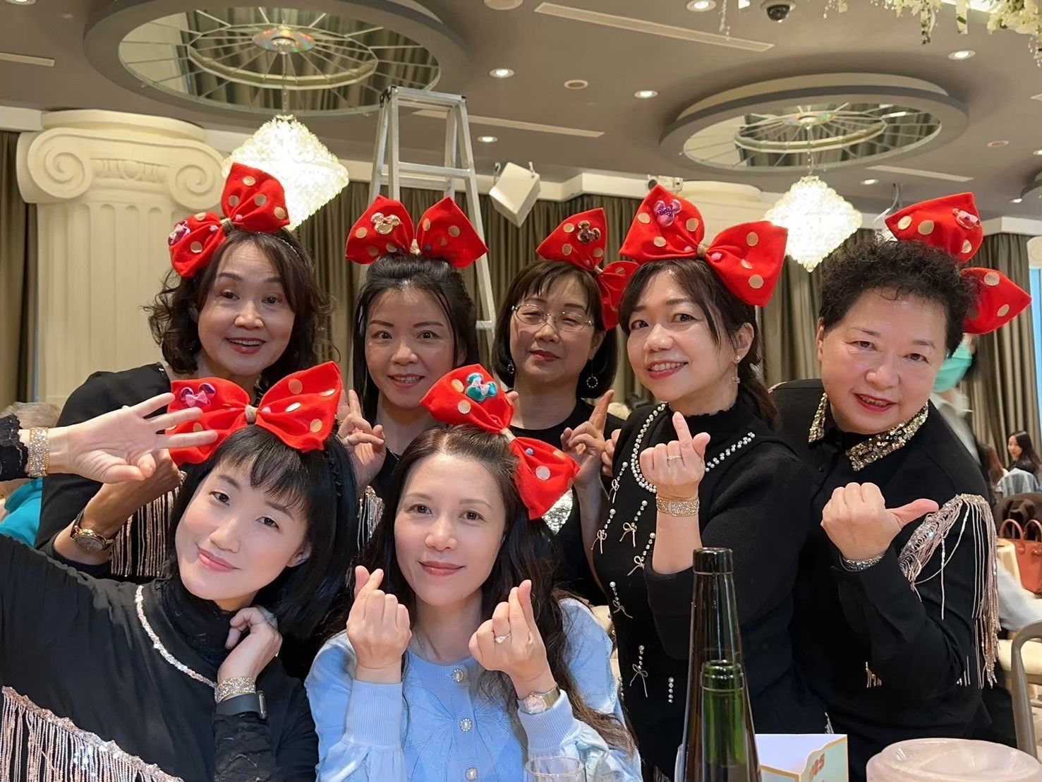 張美鈴與康成志業電銷同仁歡聚，幸福不只在旅途中，也在每天的工作裡。