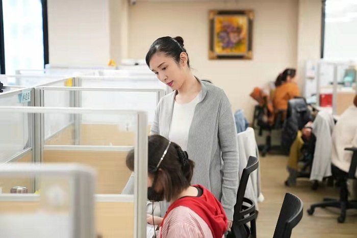 康成志業的電銷培訓課程獨創的「非意識腦推力式行銷」，公司培訓時將會一對一的帶領學習。