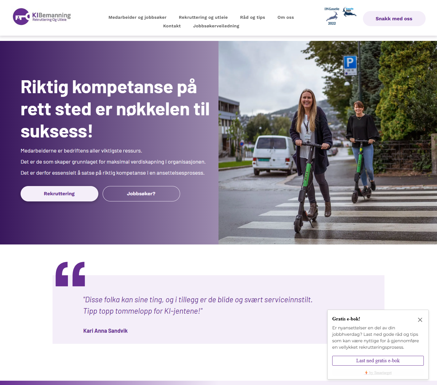 Nettstedsheltbanner med lilla tekstpanel og to personer som krysser en gate på sykler