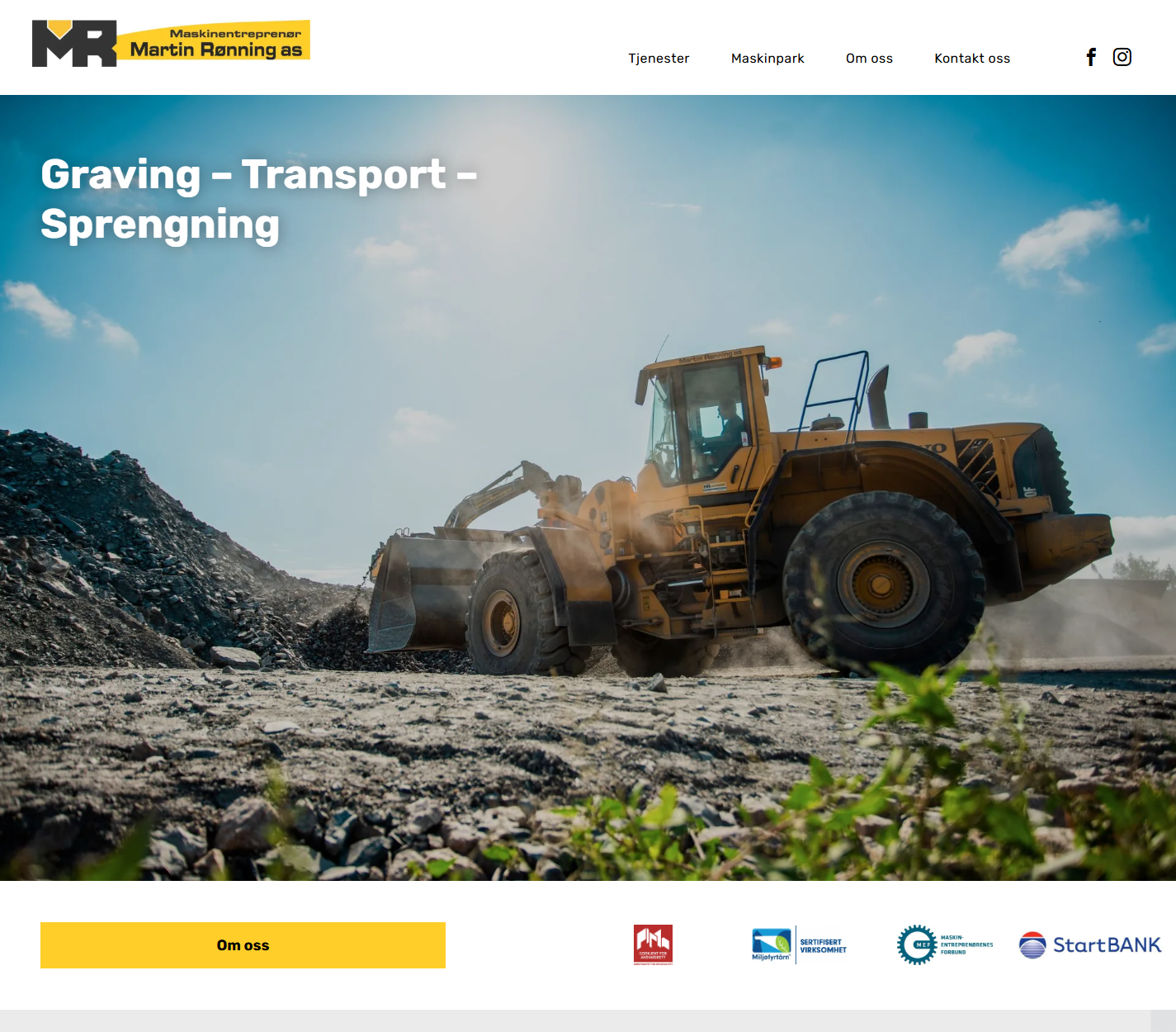 Tung gul anleggslaster på steinete område under blå himmel, med teksten «Graving – Transport – Sprengning».