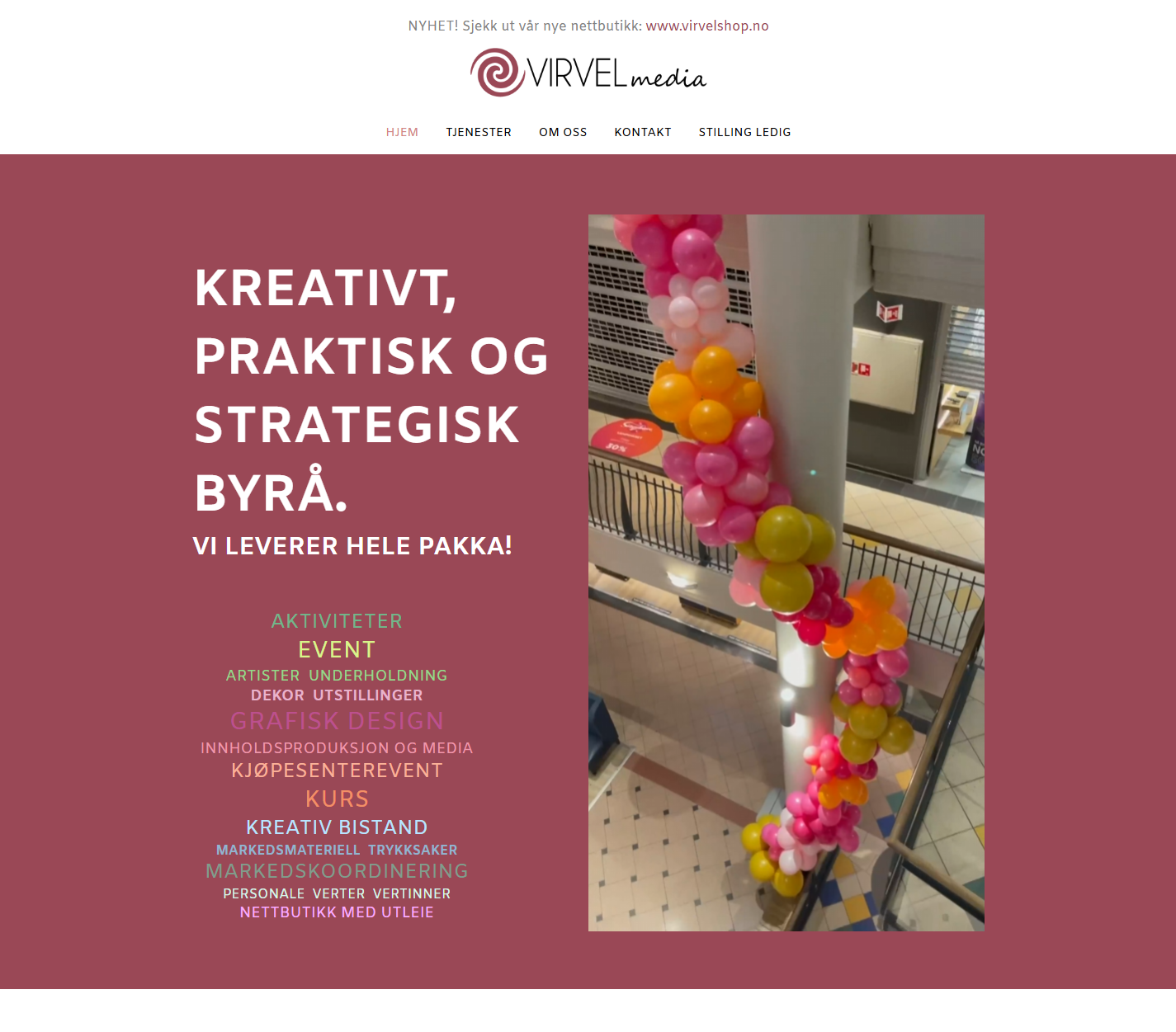 Rødbrun annonse for kreativ konsulentvirksomhet, med en ballonggirlander ved siden av et speil og tekst på norsk.