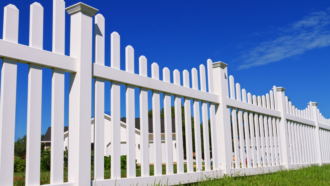 White picket fence installation in Chicago by Lincoln Park Decks