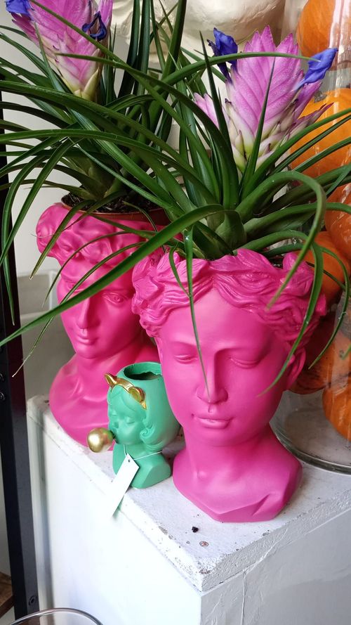 Una composizione floreale rigogliosa con fiori dai colori pastello, tra cui boccioli rosa, bianchi, viola e verdi