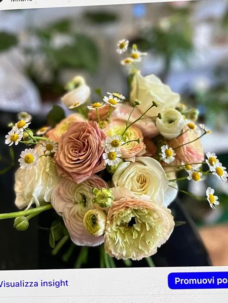 Bouquet di rose bianche con foglie di eucalipto e gipsofila, avvolto in un nastro su uno sfondo chiaro