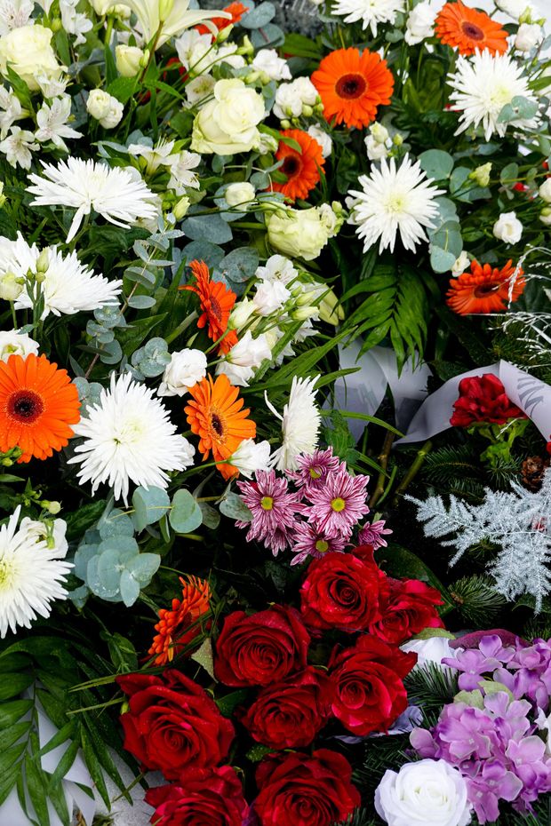 Bouquet assortito di fiori colorati con fiori bianchi, arancioni, rossi e viola