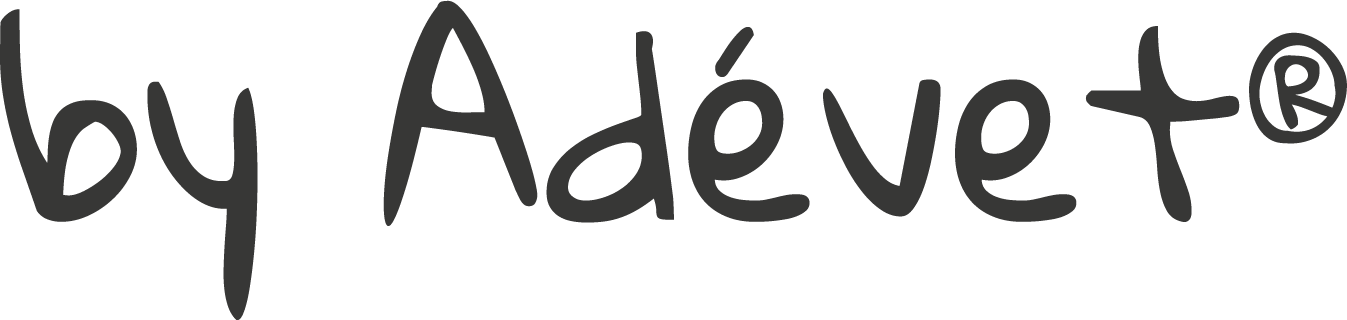 Logo « by Adévet » en caractères gris foncé. Symbole « ® » à côté du « t ».