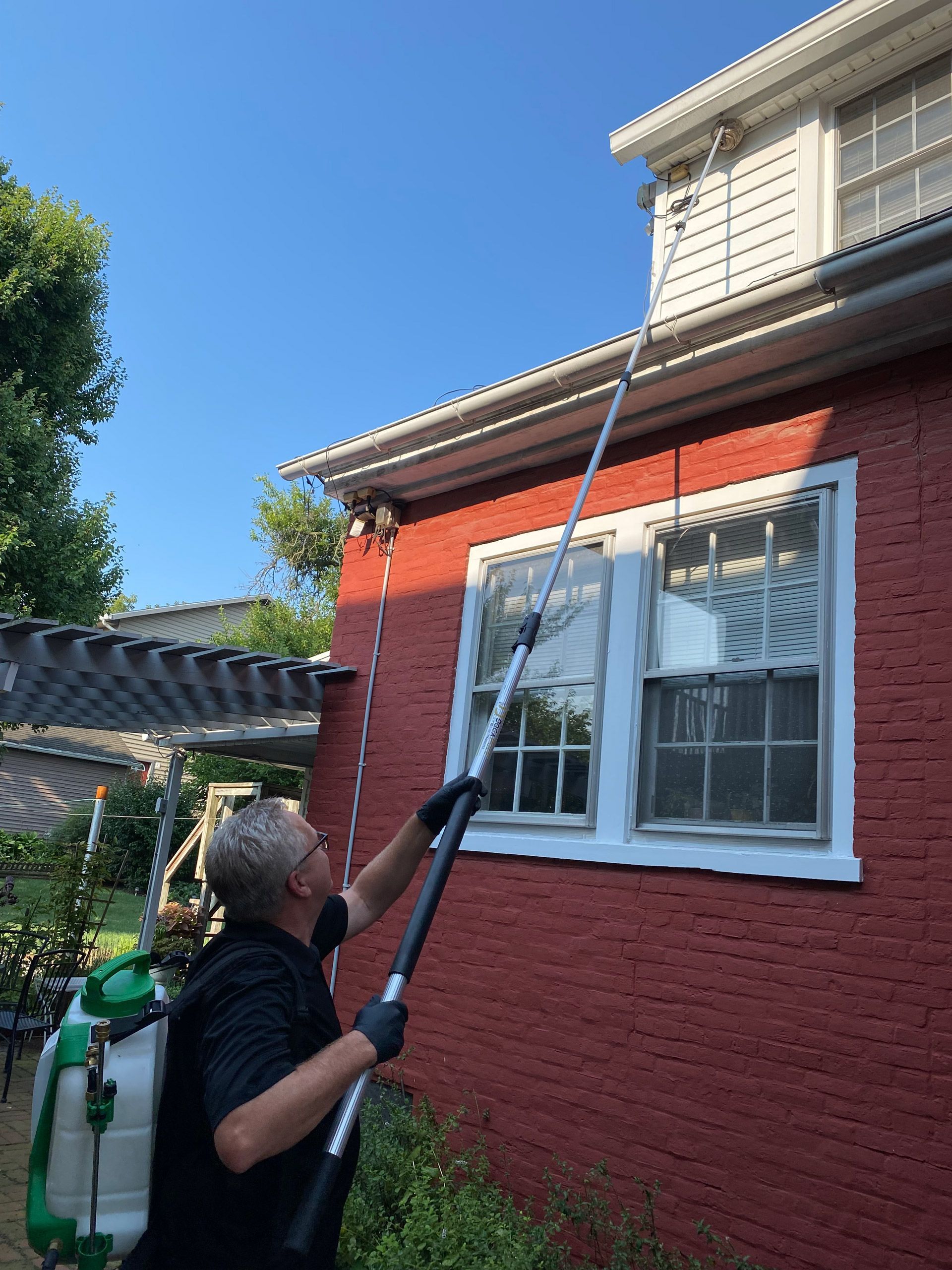 Rob of Keystone Pest Solutions is taking down a wasp nest