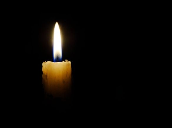 Single lit candle representing funeral homes in Chicago, IL.