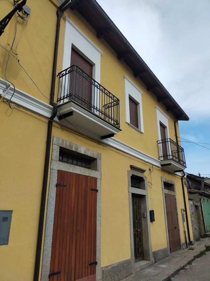 Titolare del cantiere discute il progetto con i clienti