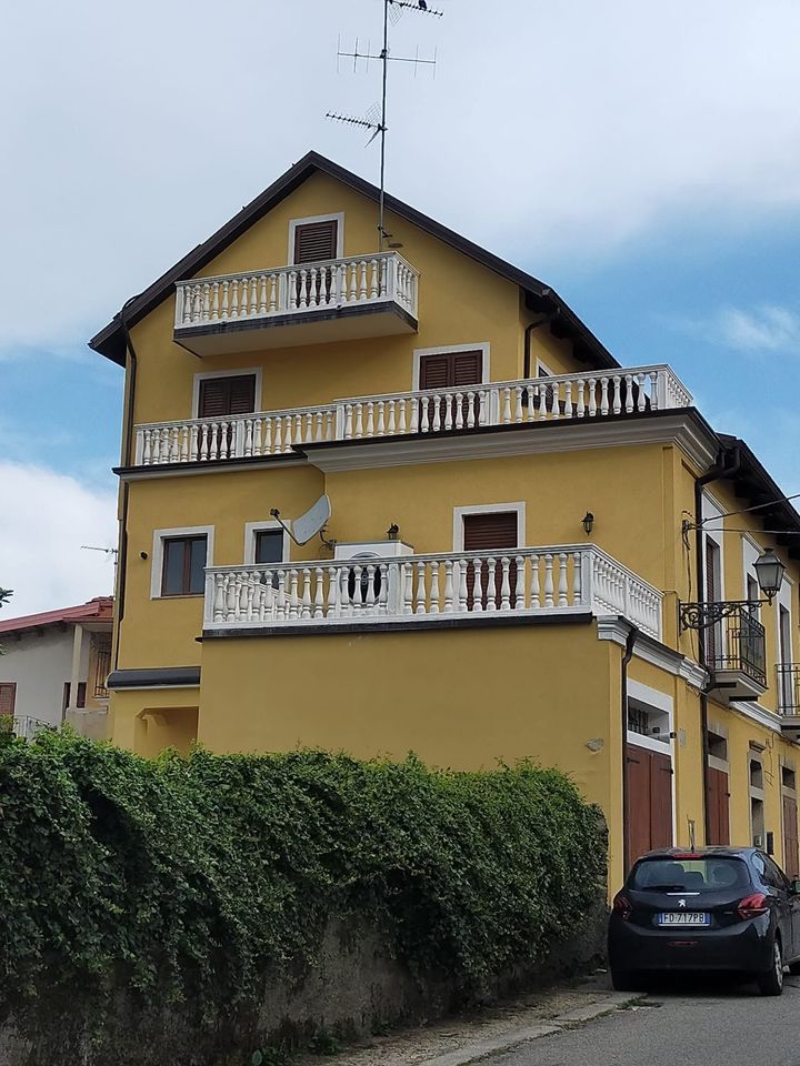 Facciata rinnovata, edificio residenziale in Calabria