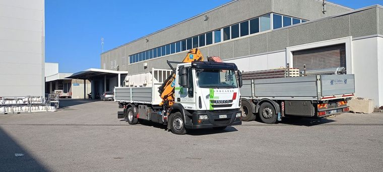 Responsabile di cantiere con cliente che esamina i progetti