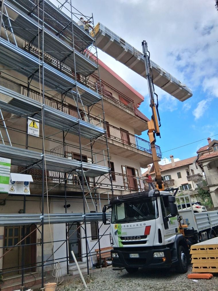Ponteggi a telaio installati su edificio residenziale in Calabria
