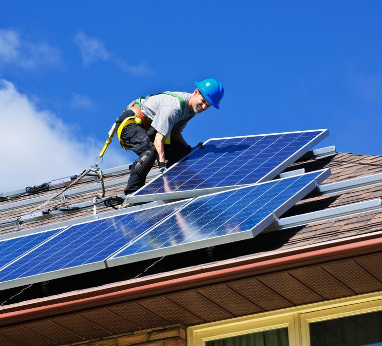 Installazione pannelli fotovoltaici su tetto inclinato