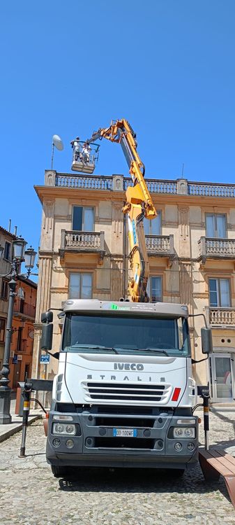 Gru in operazione su cantiere edile in Calabria