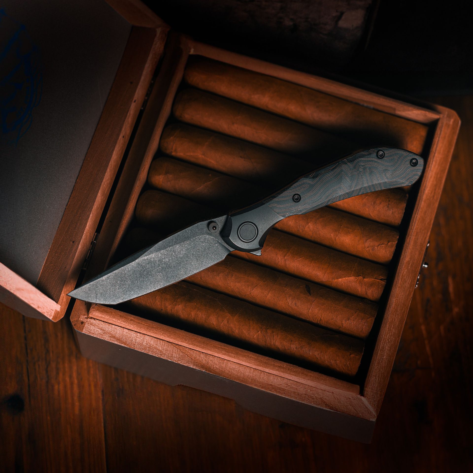 Kizer Comet all versions on denim knife roll