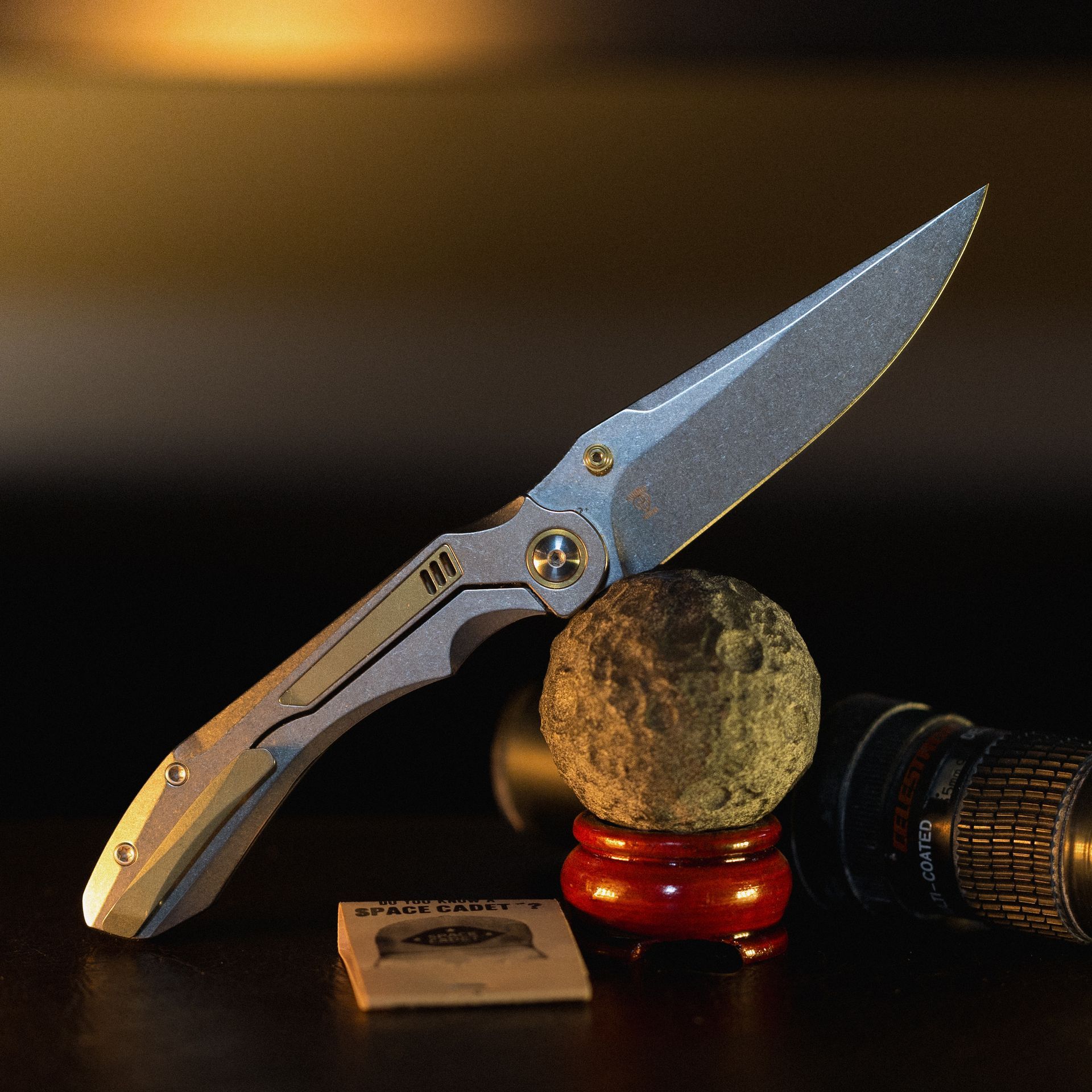 Kizer Comet next to fresh brewed coffee