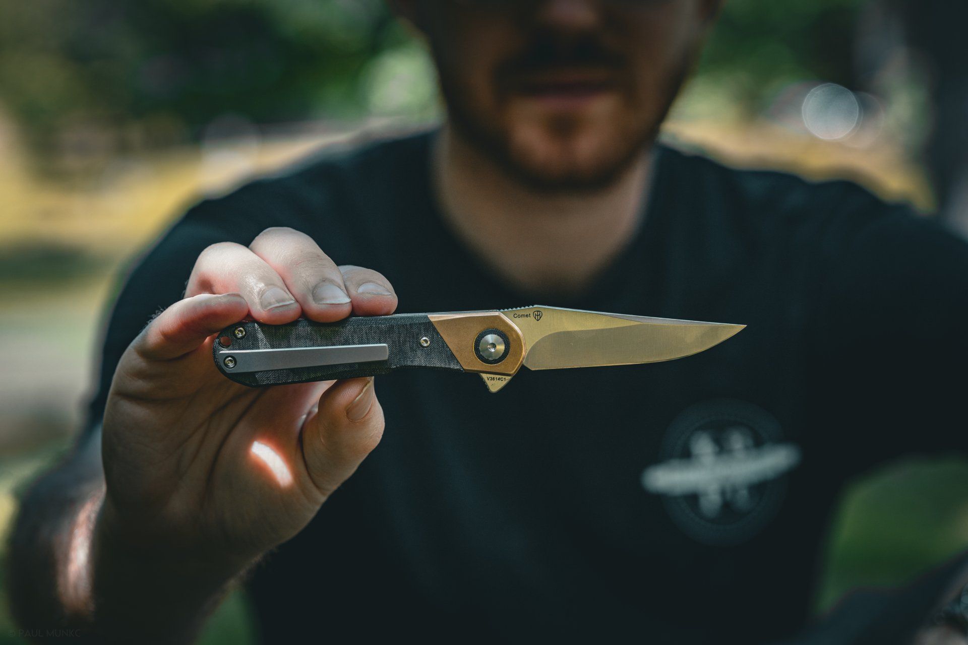 Kizer Comet being held in open position