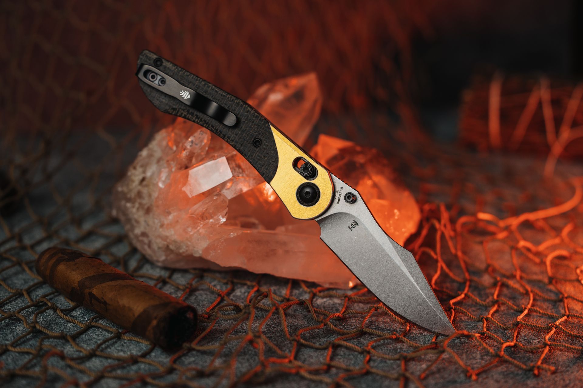 Kizer Comet being held in open position