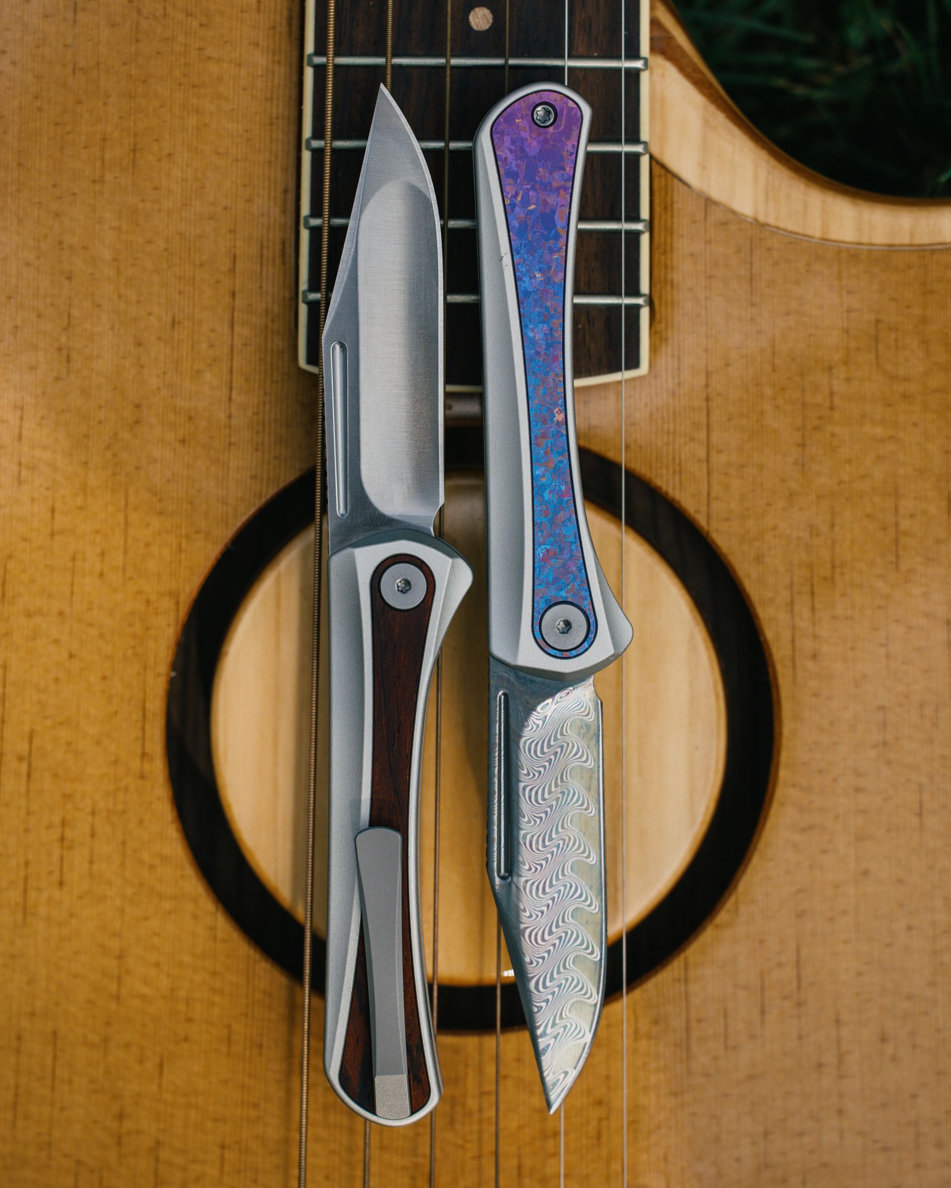 Kizer Comet next to fresh brewed coffee