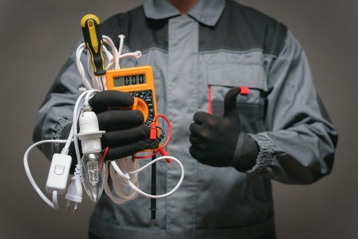 Électricien avec des outils électriques