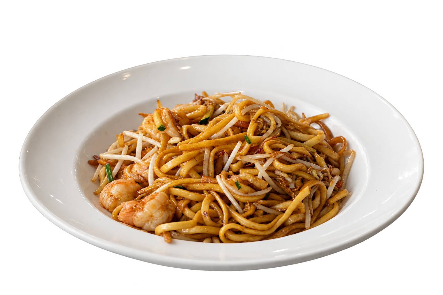 Noodles saltati in padella con gamberi e verdure, serviti in una ciotola nera con carote e peperoni verdi