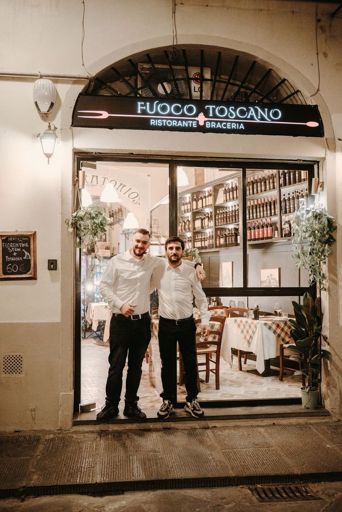 Due uomini sono in piedi davanti all'ingresso del ristorante