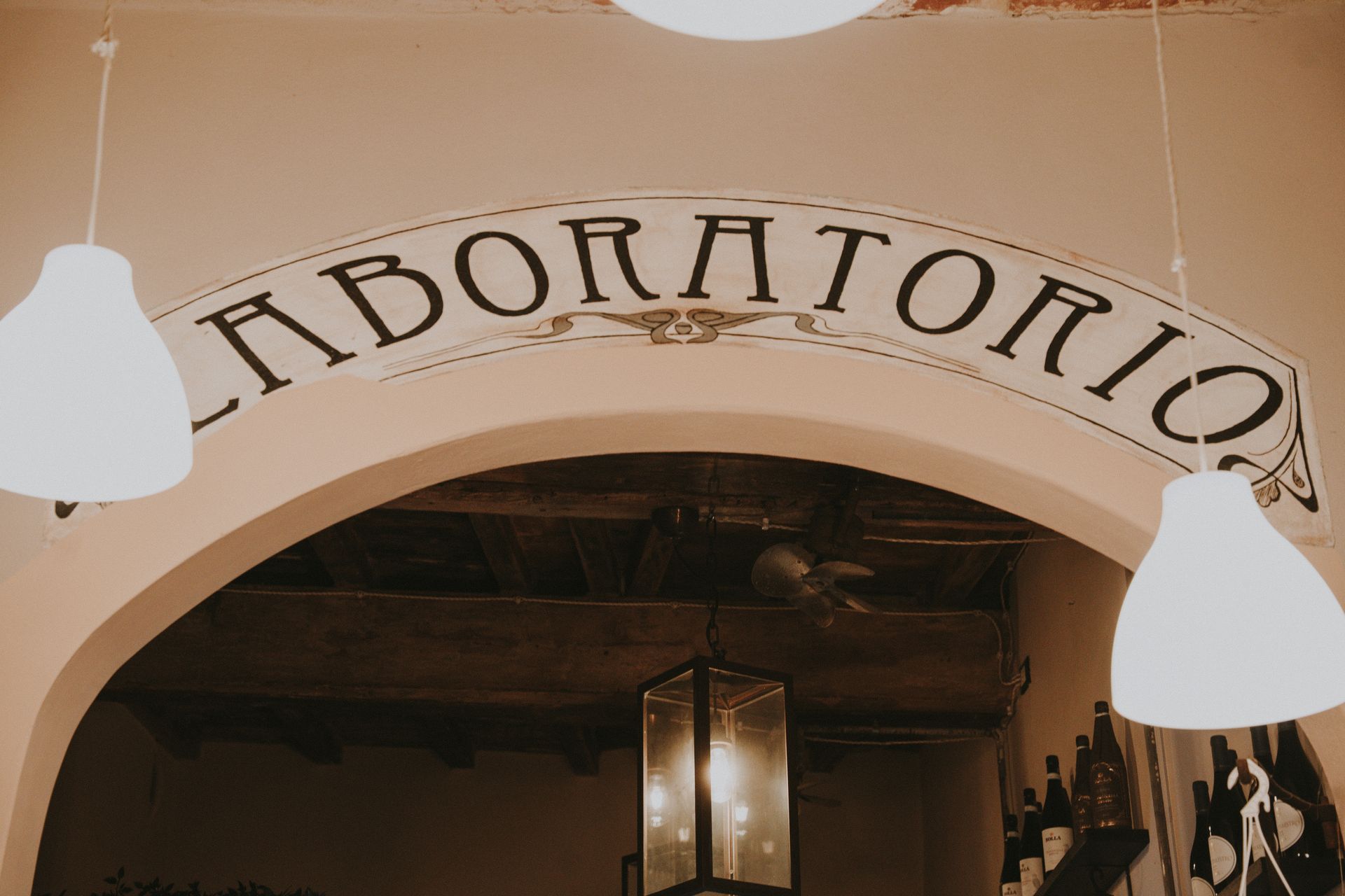 Un portale ad arco con la scritta