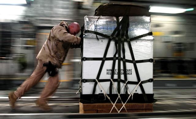 Hombre empujando un pallet con carga