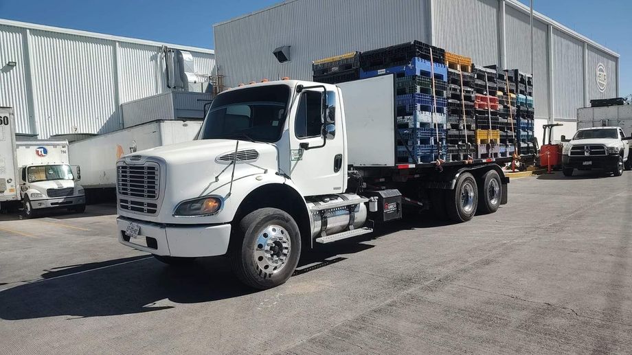Camioneta blanca para recolección de desperdicios industriales en Querétaro